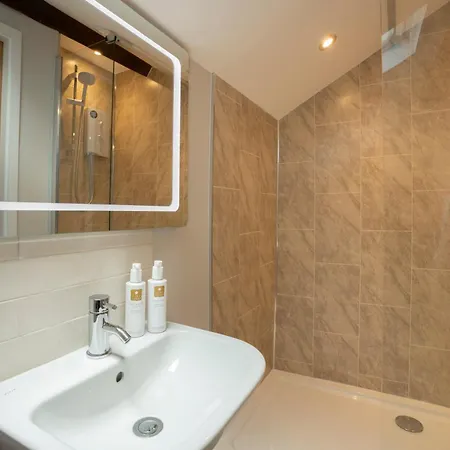 בית נופש Relaxing With Large Terrace By Letmestay