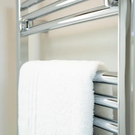 בית נופש Relaxing With Large Terrace By Letmestay אמבלסייד